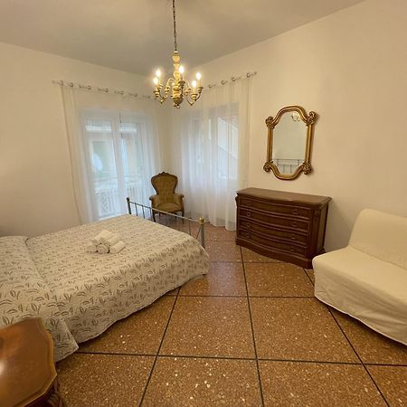 La Reggia 1 - Ampio appartamento in pieno budello pedonale - 50 m dal mare Alassio Esterno foto