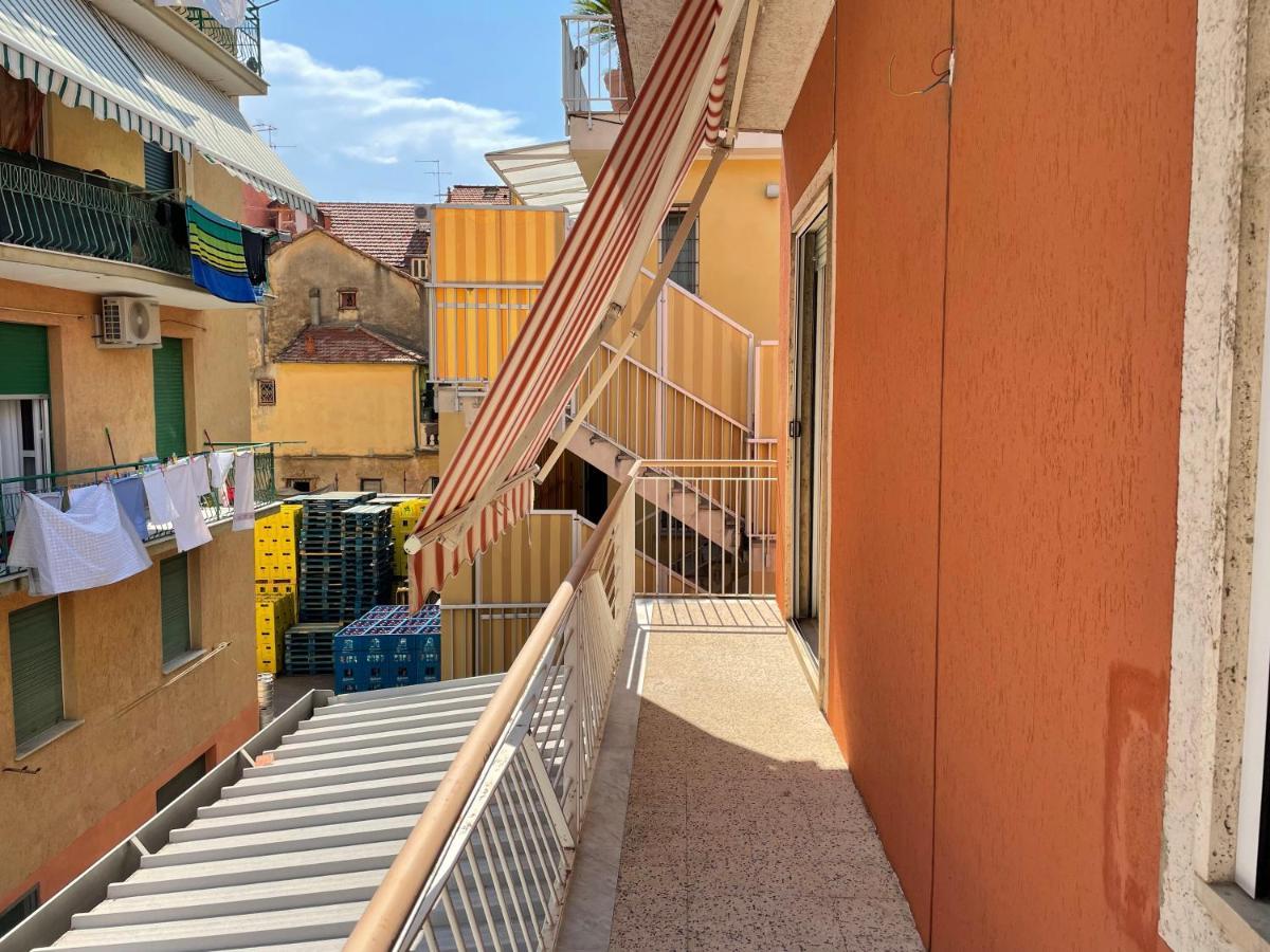 La Reggia 1 - Ampio appartamento in pieno budello pedonale - 50 m dal mare Alassio Esterno foto